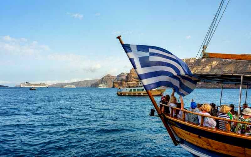 Santorini Volcanic Islands with Hot Springs Cruise